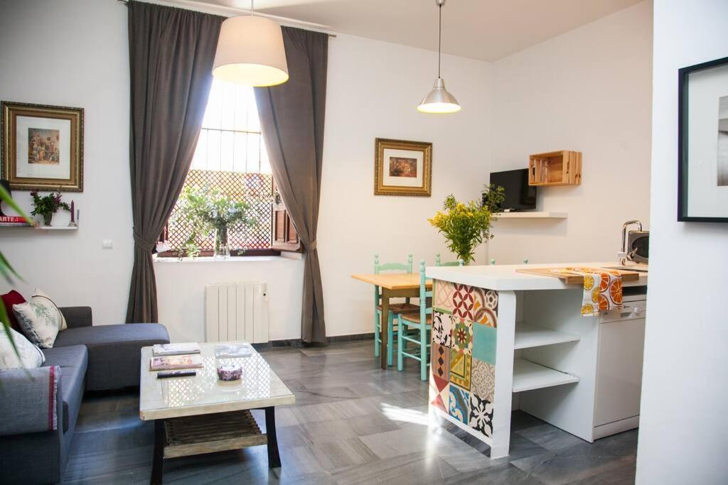 Beautiful Silent Apartment Private Parking เซบีญา ภายนอก รูปภาพ