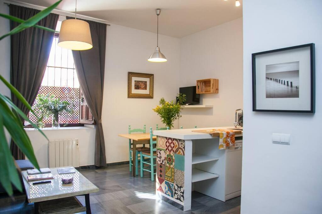 Beautiful Silent Apartment Private Parking เซบีญา ภายนอก รูปภาพ